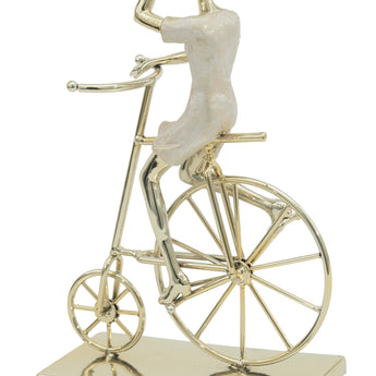 Elegante Escultura Dorada Mujer en Bicicleta Decorativa para Mesa Moderna