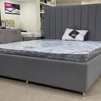 Cama Dallas Queen Tapizada Acolchada 115cm Altura Diseño Elegante Moderno Confort